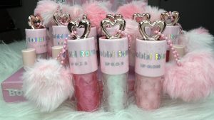 Lip Gloss de Chaveiro com Pompom – Delicado e Estiloso