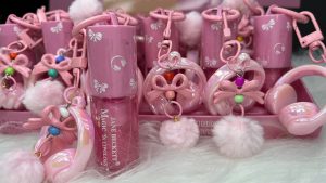 Lip Gloss de Chaveiro com Pompom – Delicado e Estiloso