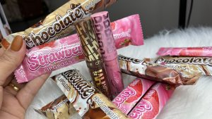 Lip Gloss Morango & Chocolate 🍓🍫 – Fofo, Estiloso e Perfeito para Presentear
